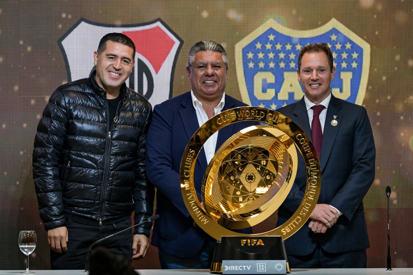 Juan Román Riquelme, Claudio "Chiqui" Tapia y Jorge Brito, con el trofeo del Mundial de Clubes
