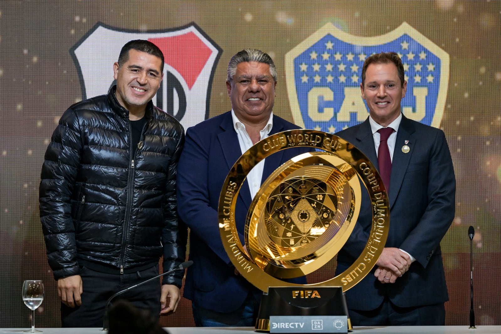 Juan Román Riquelme, Claudio "Chiqui" Tapia y Jorge Brito, con el trofeo del Mundial de Clubes
