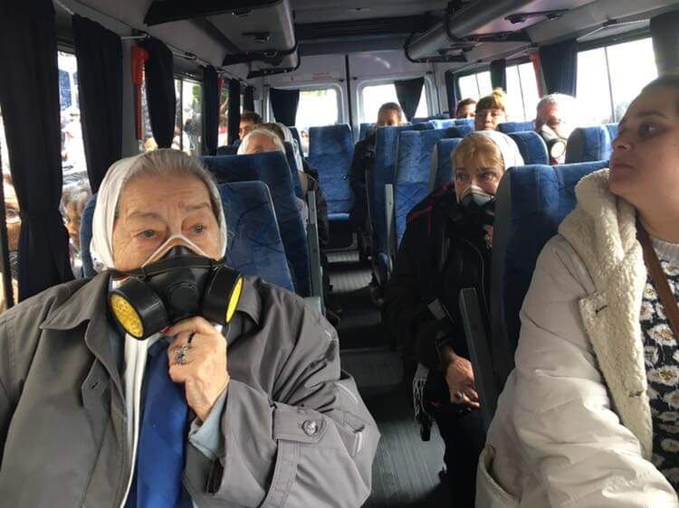 La Asociación Madres de Plaza de Mayo llegó a la Plaza con máscaras antigas