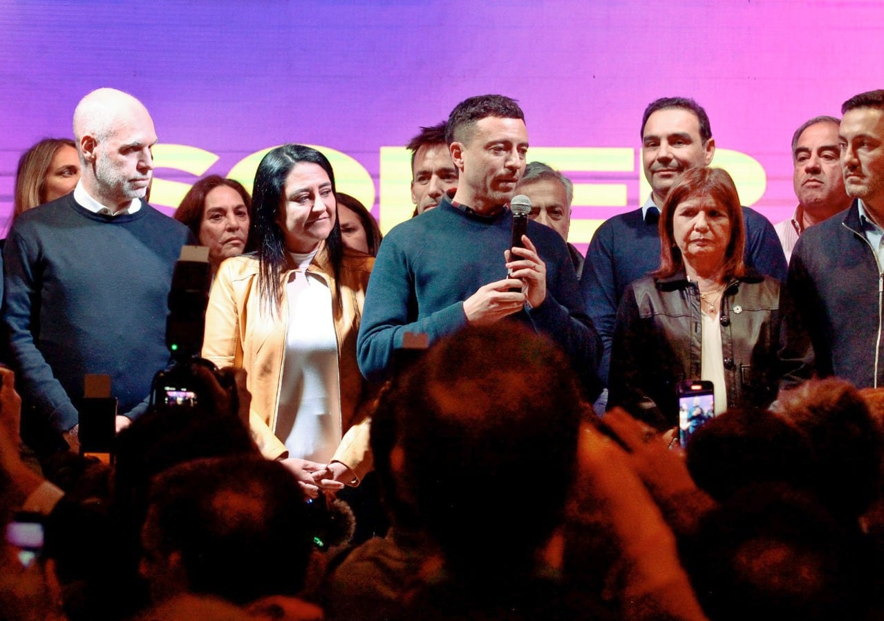 Rodrigo de Loredo rodeado de dirigentes nacionales de Juntos por el Cambio.