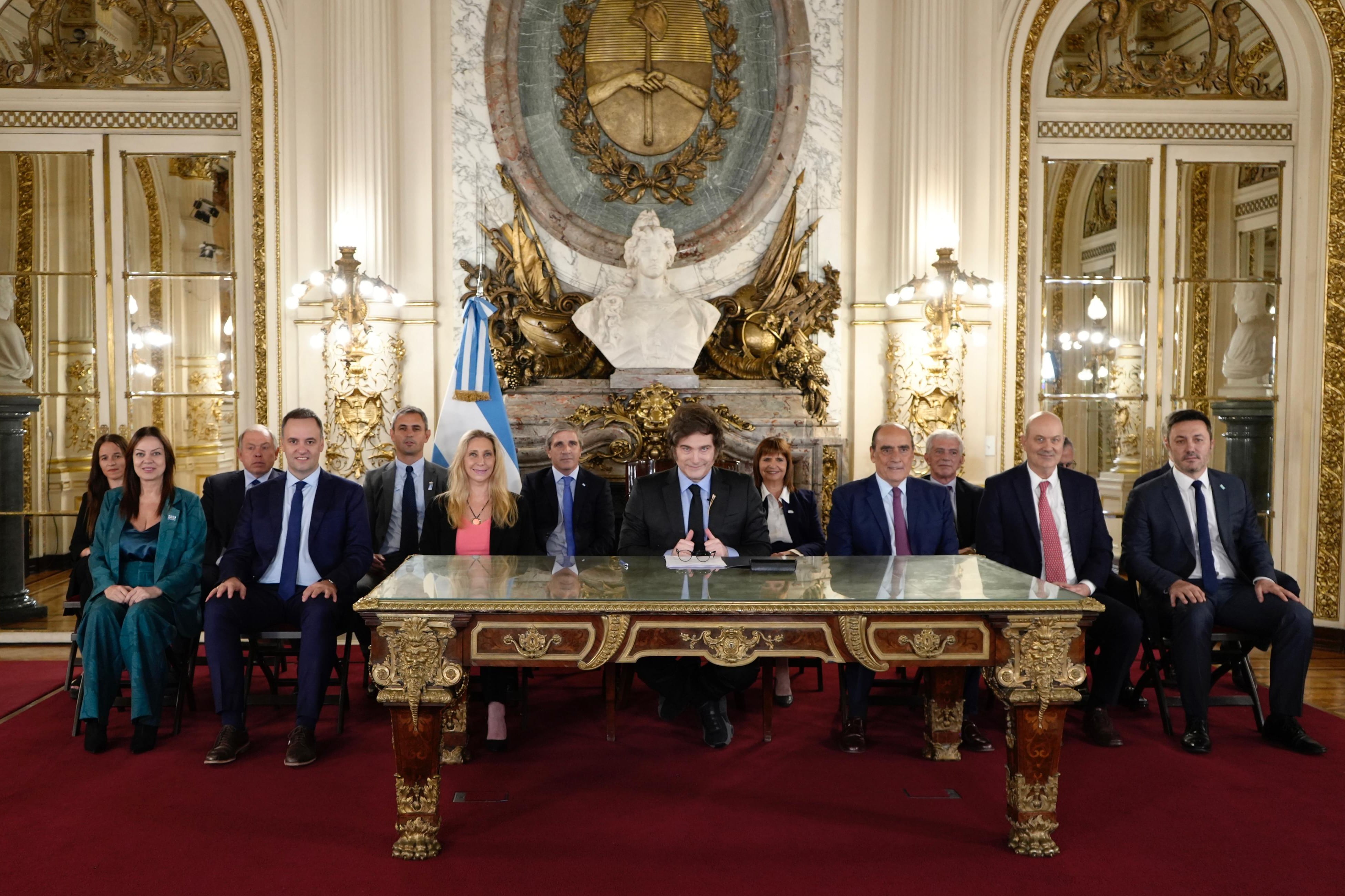 El presidente Javier Milei, rodeado de sus ministros, en la presentación del acuerdo con el FMI.