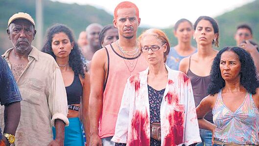 Sonia Braga bañada en sangre y al frente de la lucha de Bacurau, de Kleber Mendonça Filho.