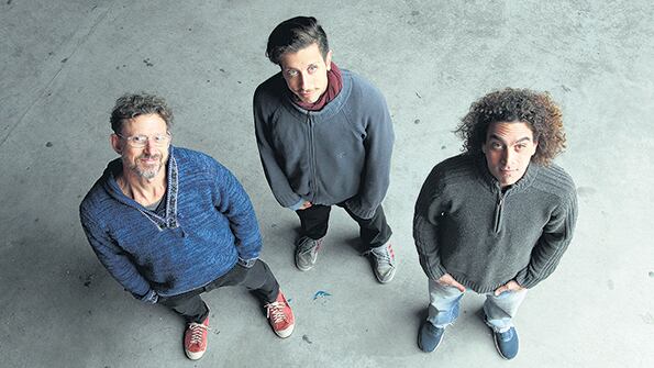 Iván Zlachevsky, Iván Sirczuk y Hochman, responsables del espectáculo que va en el Konex