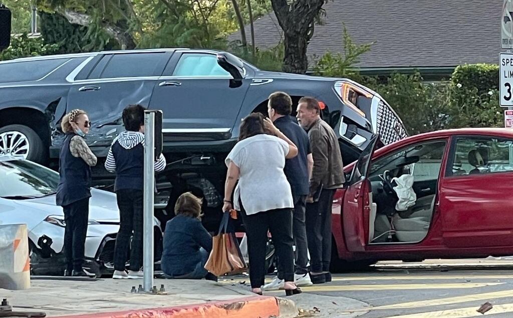 Schwarzenegger, con campera marrón, después del accidente. 