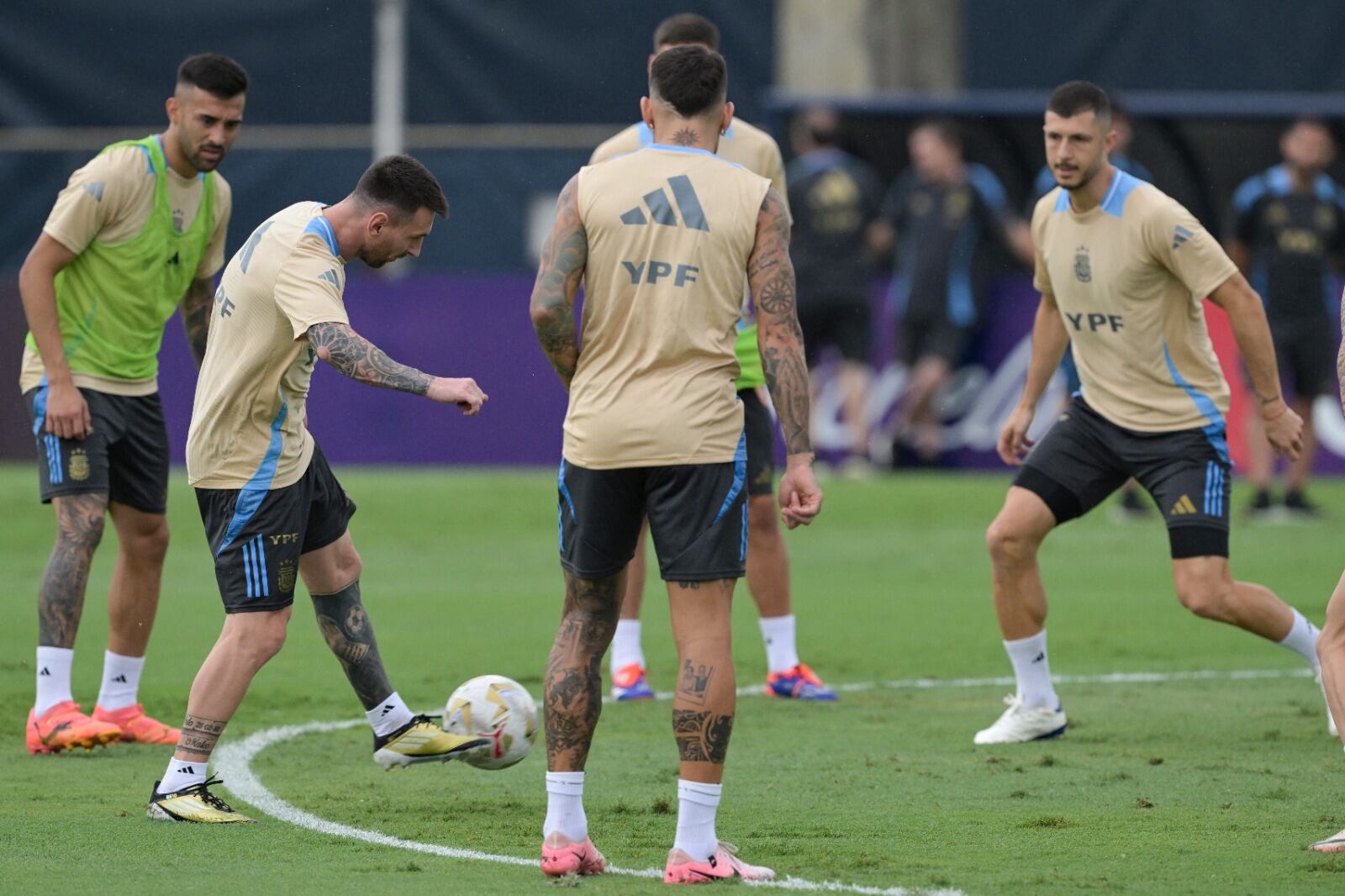 Messi toca la pelota rodeado de compañeros