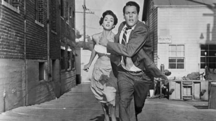 La invasión de los usurpadores de cuerpos (1956), de Don Siegel y con Kevin McCarthy, film de ciencia-ficción que describe la paranoia anticomunista.