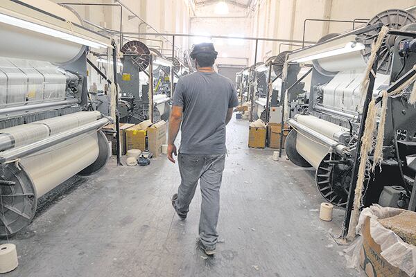 La industria encabezó la caída de la economía, junto al comercio y la construcción.