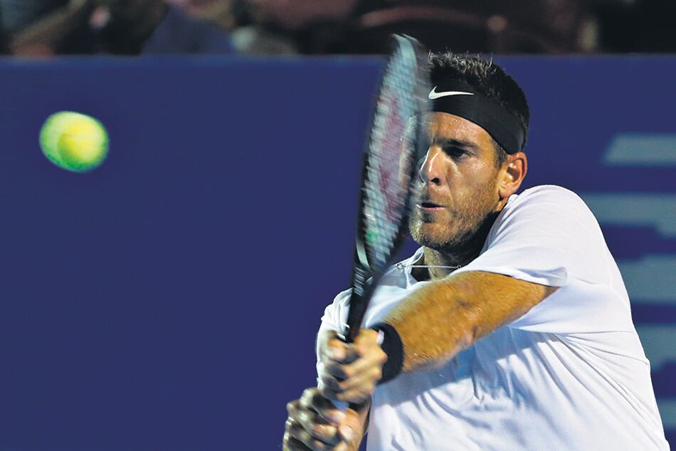 Del Potro le pega de revés, ayer ante el estadounidense Tiafoe.