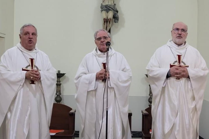 El presidente de la Conferencia Episcopal, Oscar Ojea (centro), encabezó el encuentro.