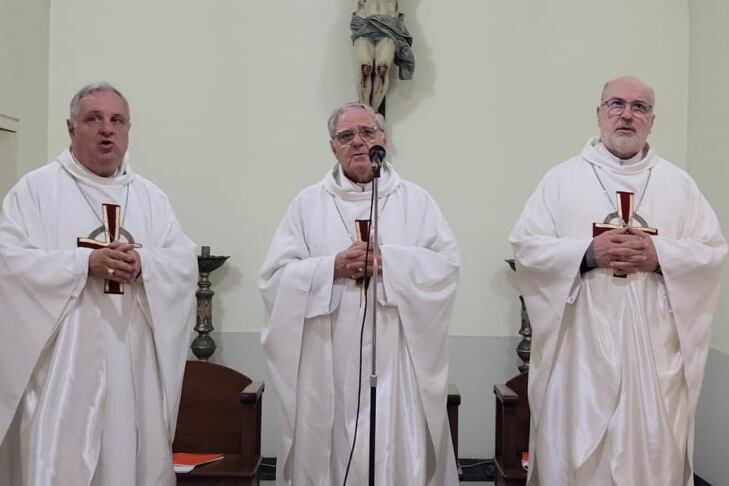 El presidente de la Conferencia Episcopal, Oscar Ojea (centro), encabezó el encuentro.