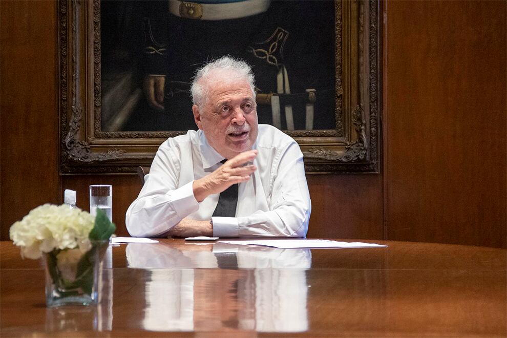 El funcionario sospecha que el laboratorio estadounidense --que fabricó la vacuna en alianza con la alemana BioNTech-- no tenía las dosis comprometidas con la Argentina.