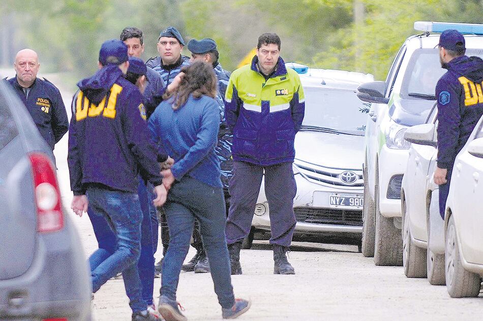 El momento en que detienen a la pareja de vecinos.