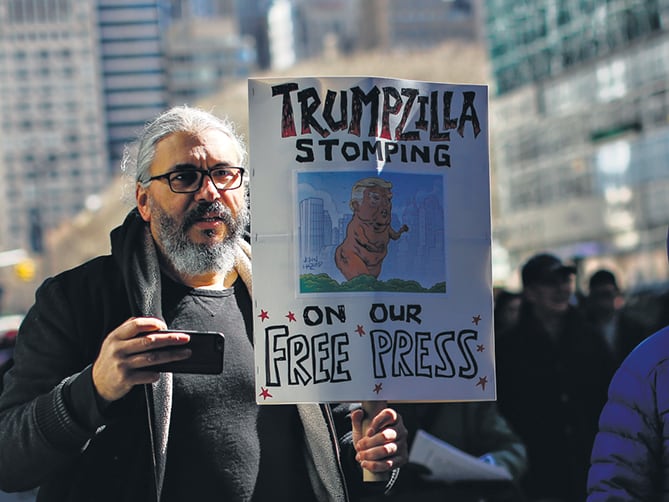 Manifestantes apoyaron a la prensa a la entrada de The New York Times. 