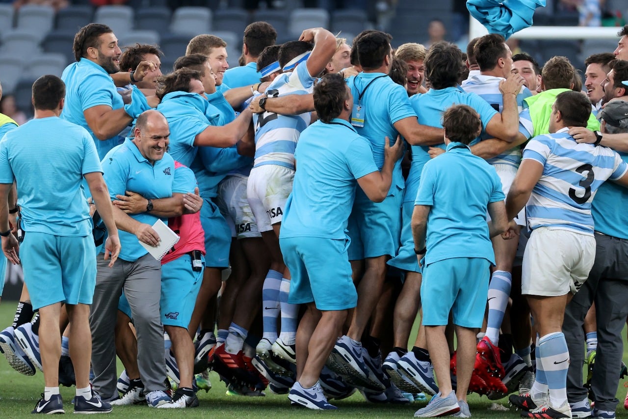 Los Pumas festejan su histórico triunfo ante los All Blacks.