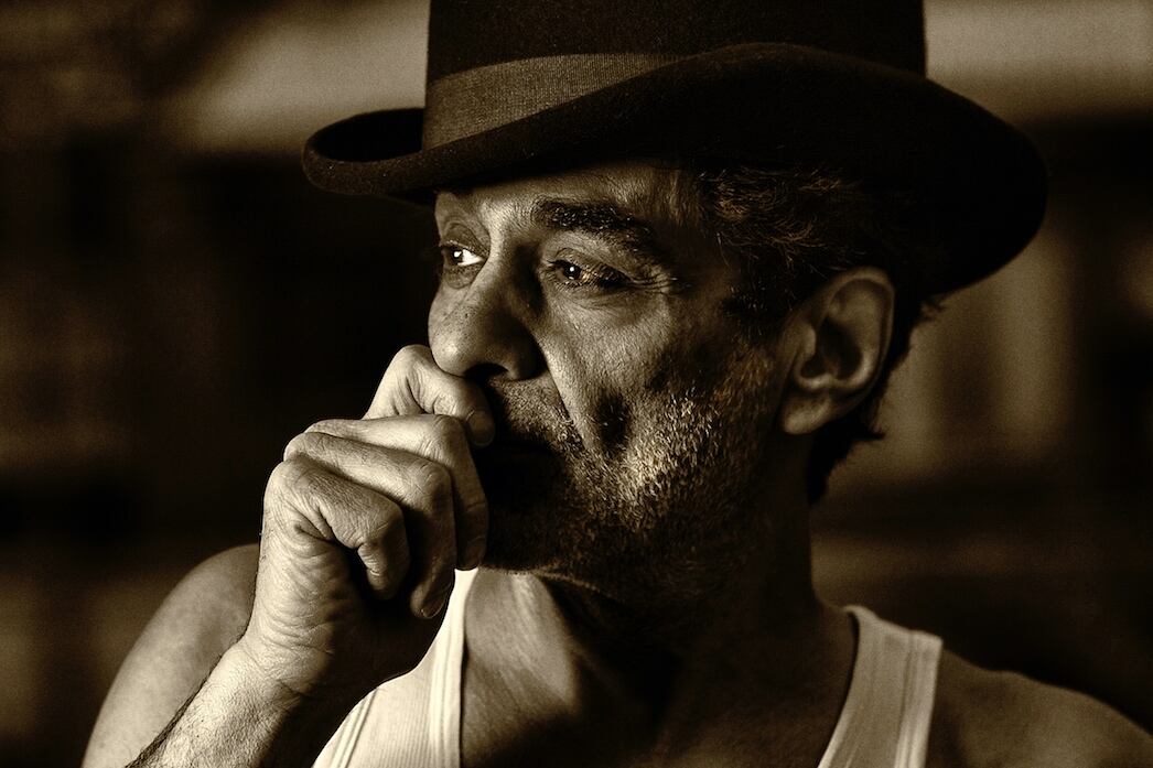 Daniel Melingo, encarnando a su Linyera