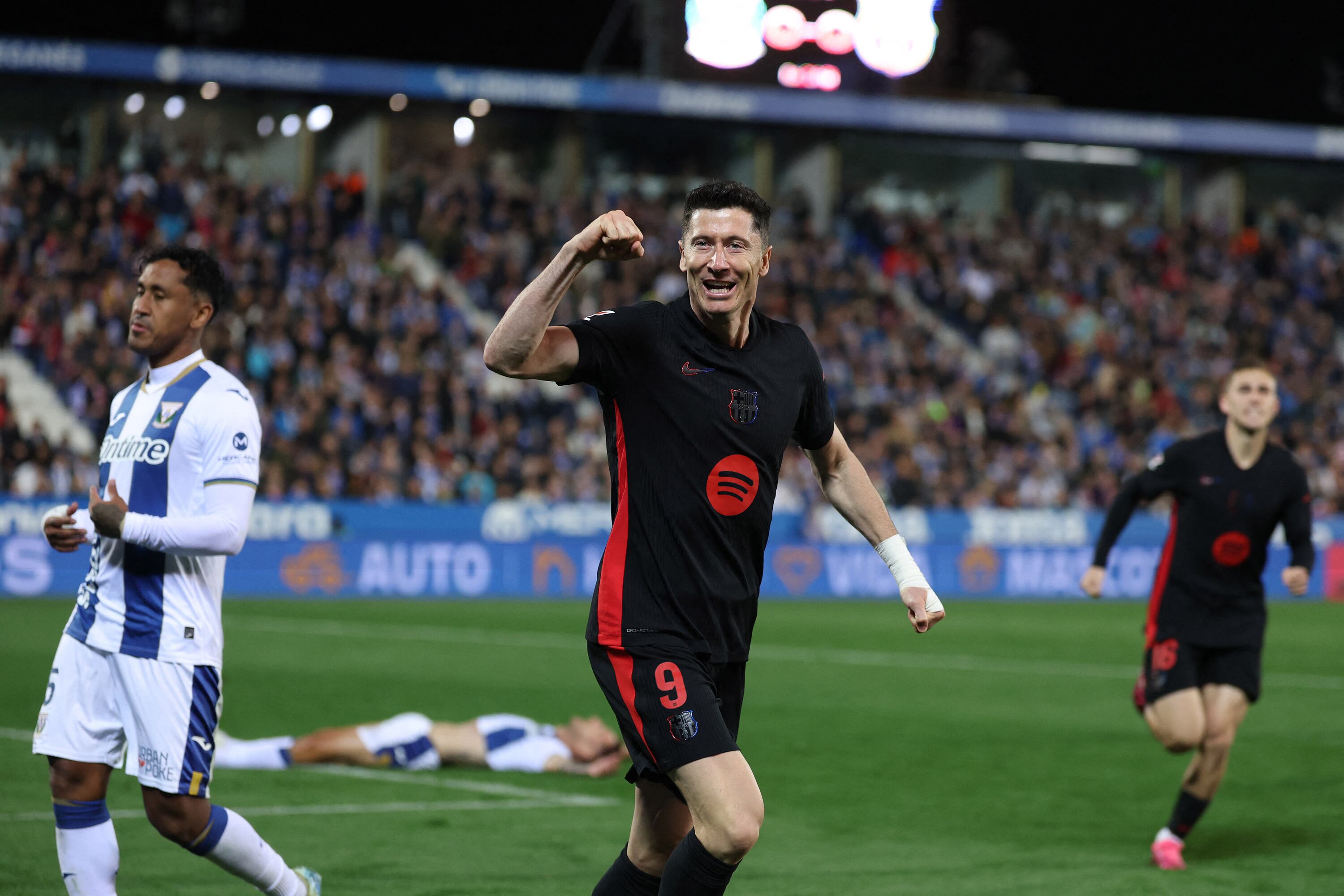 Lewandowski celebra el gol en contra que significó el triunfo catalán