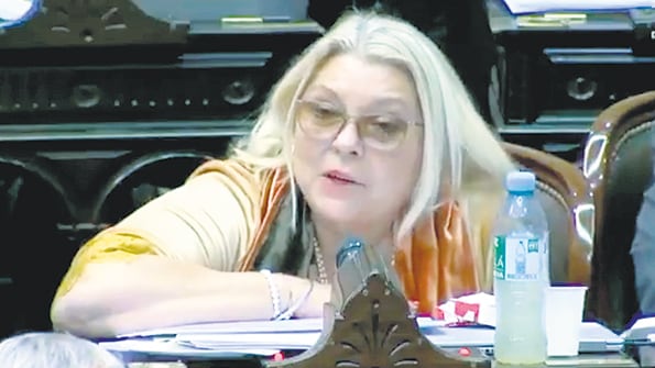 La diputada Elisa Carrió generó nuevas burlas, se enojó y pidió cambiar el reglamento de la Cámara.