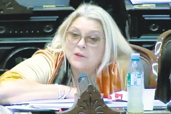 La diputada Elisa Carrió generó nuevas burlas, se enojó y pidió cambiar el reglamento de la Cámara.