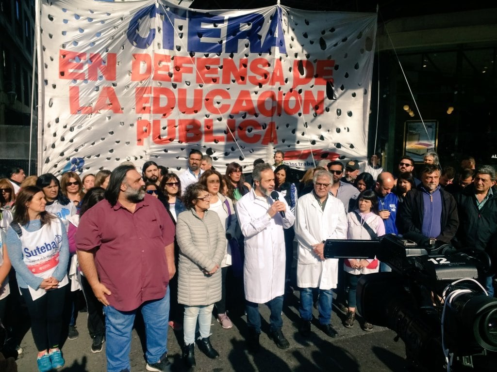 El paro docente fue convocado en rechazo a la "brutal represión" contra los maestros en Chubut.