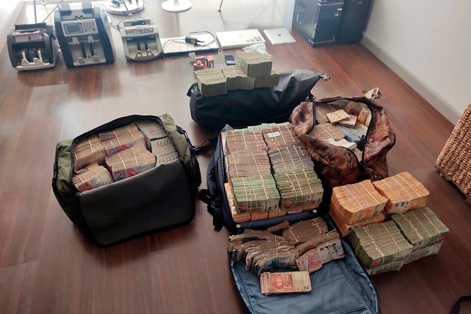 En los allanamientos se secuestraron más de 30 mil dólares y 34 millones de pesos. 