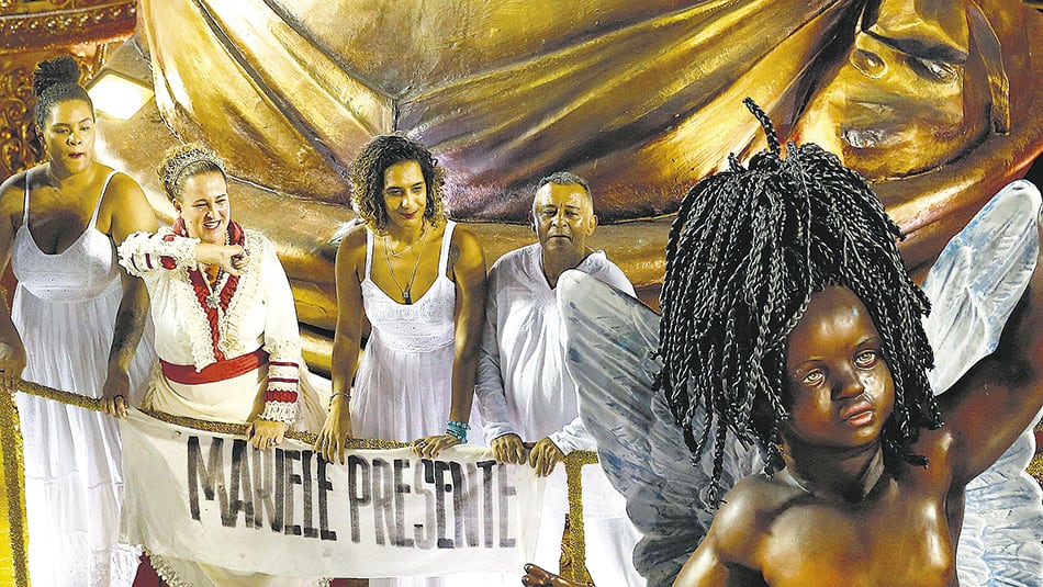 En Río, la familia de Marielle Franco desfiló en la última carroza de la escola do samba Unidos de Vila Isabel.