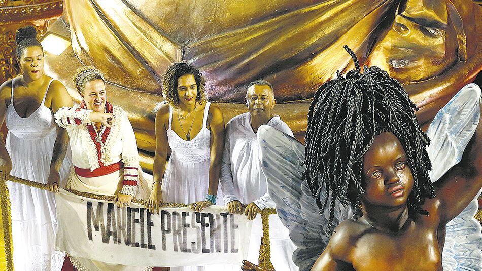 En Río, la familia de Marielle Franco desfiló en la última carroza de la escola do samba Unidos de Vila Isabel.