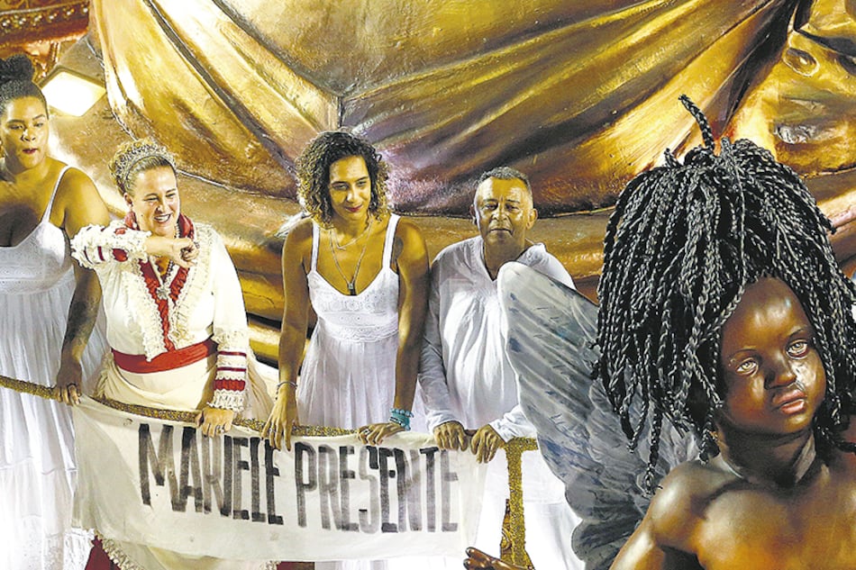 En Río, la familia de Marielle Franco desfiló en la última carroza de la escola do samba Unidos de Vila Isabel.