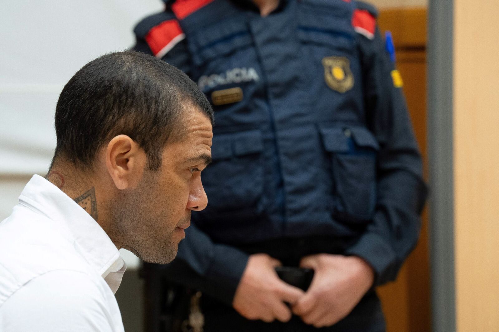 Empezó el juicio contra Dani Alves acusado de haber abusado sexualmente de una mujer en una discoteca en 2022