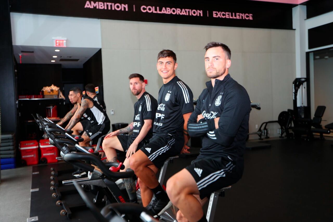 Tagliafico, Dybala y Messi arriba de las bicicletas