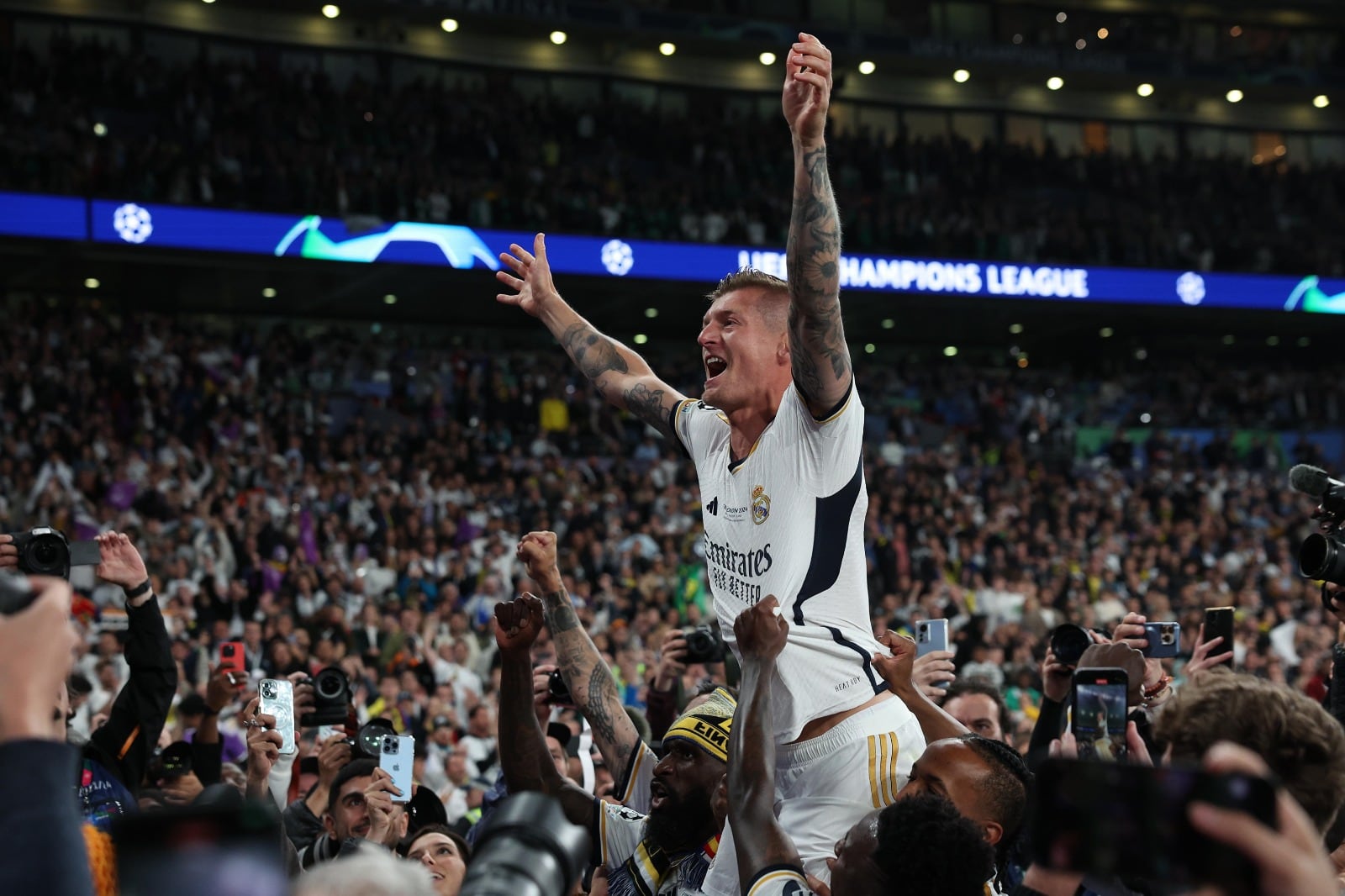 El alemán Kroos es llevado en andas por sus compañeros en Wembley