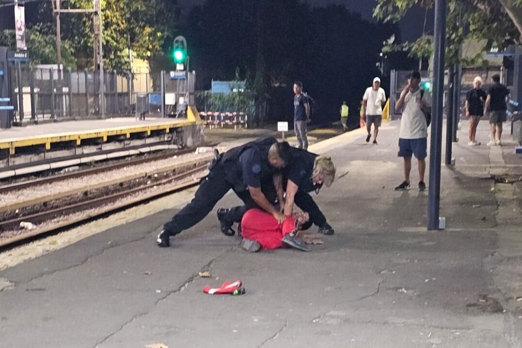 El momento en que el hombre que llevaba la granada fue reducido por agentes de la PFA (Foto: @TransitoOK).