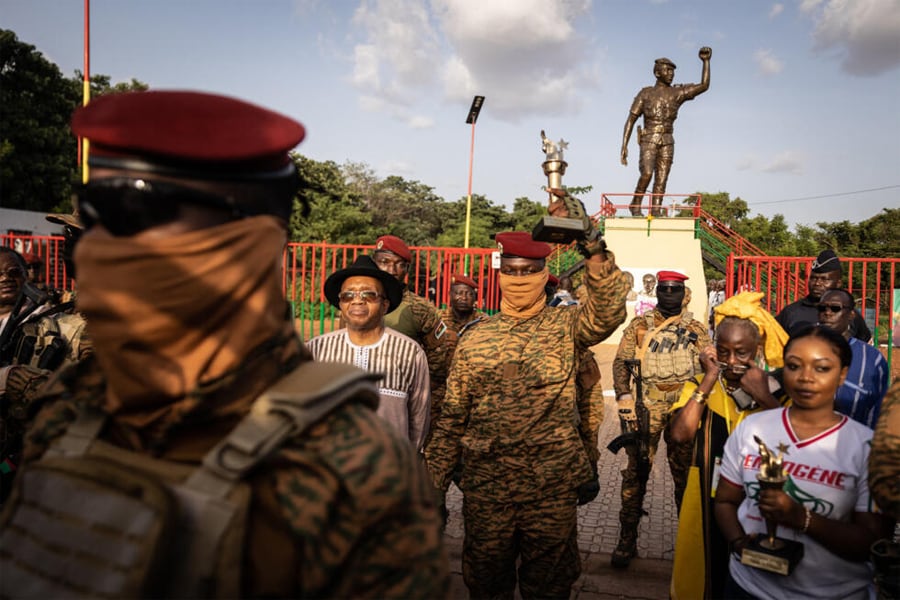 El capitán Ibrahim Traoré posa con la antorcha entregada por los ancianos revolucionarios durante la ceremonia por el 35 aniversario del asesinato de Thomas Sankara, en Uagadugú, el 15 de octubre de 2022. Imagen: Olympia de Maismontoi