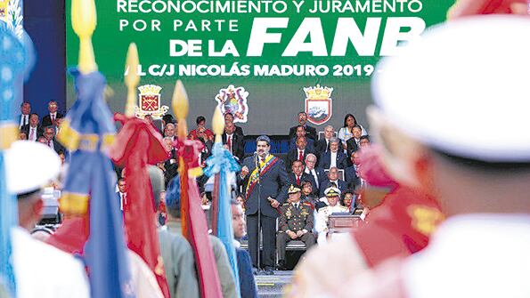 Imagen de Maduro compartiendo un acto con militares venezolanos que acompaño el tuit de ayer del presidente.