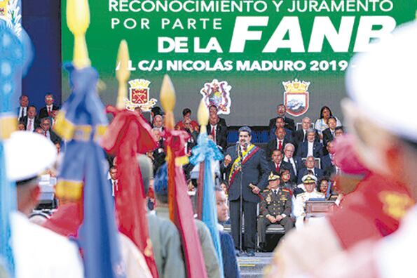 Imagen de Maduro compartiendo un acto con militares venezolanos que acompaño el tuit de ayer del presidente.