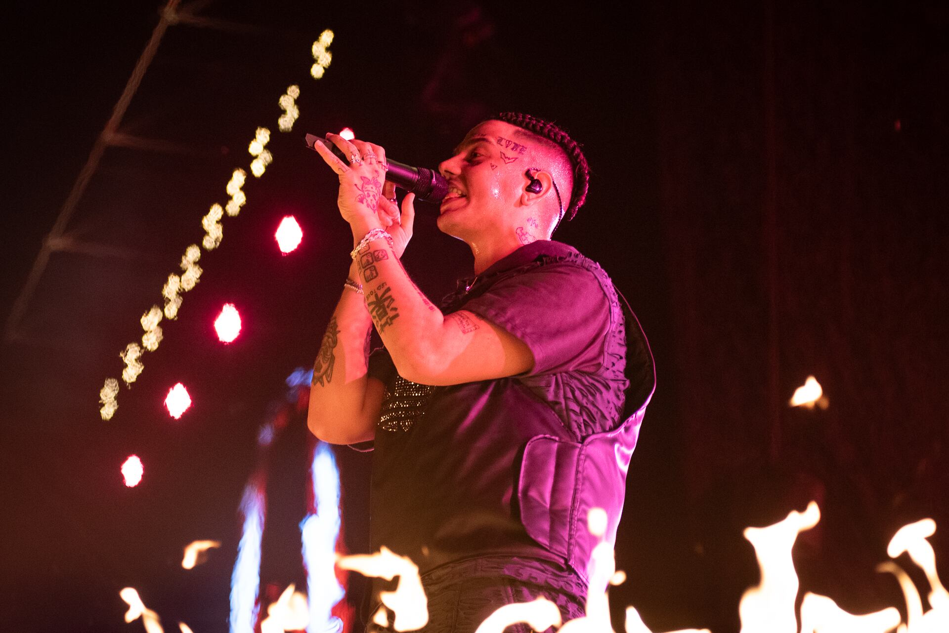 Entre ayer y hoy, más de 150 mil personas verán en el Monumental a Duki , que en unos meses dará otro show histórico en el Santiago Bernabéu