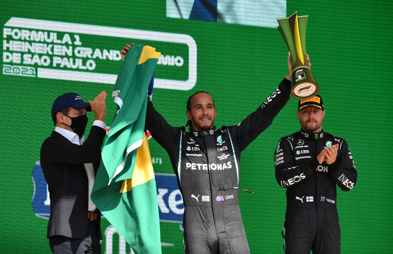 Hamilton festejó con la bandera brasileña en el podio de Interlagos