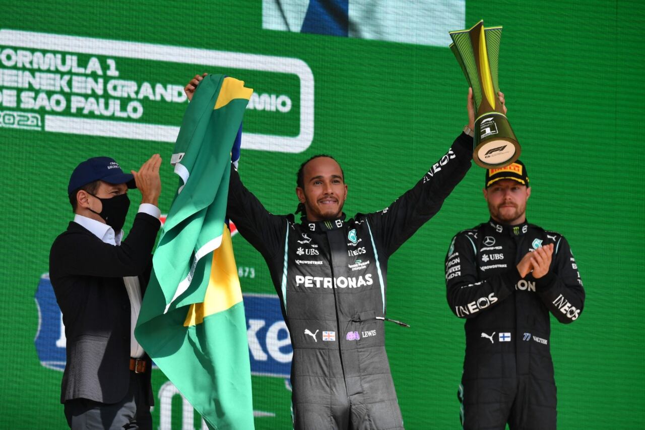 Hamilton festejó con la bandera brasileña en el podio de Interlagos