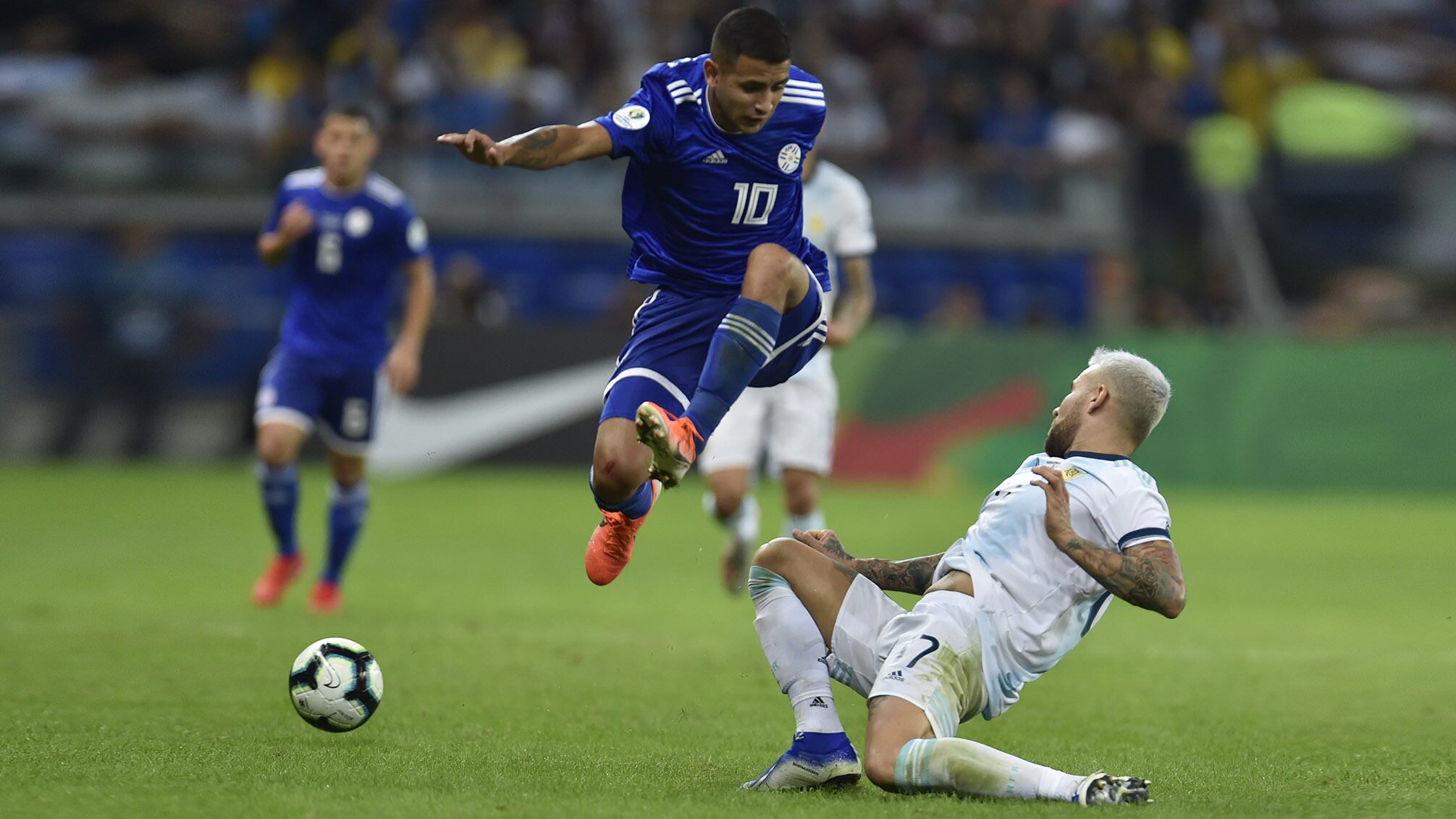 Otamendi queda otra vez en el camino de Derlis González, que le trajo muchos dolores de cabeza a la Selección.