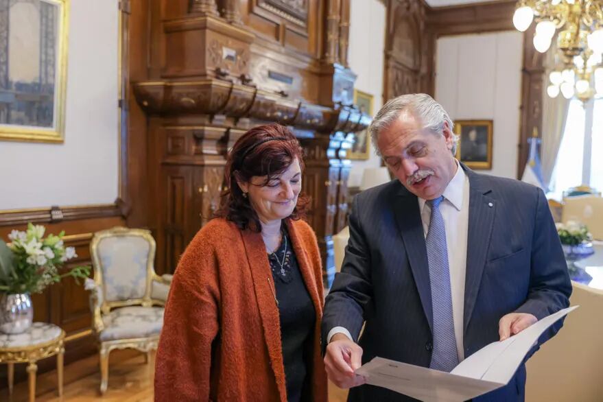 Alberto Fernández firmó el decreto del bono para indigentes antes de viajar.