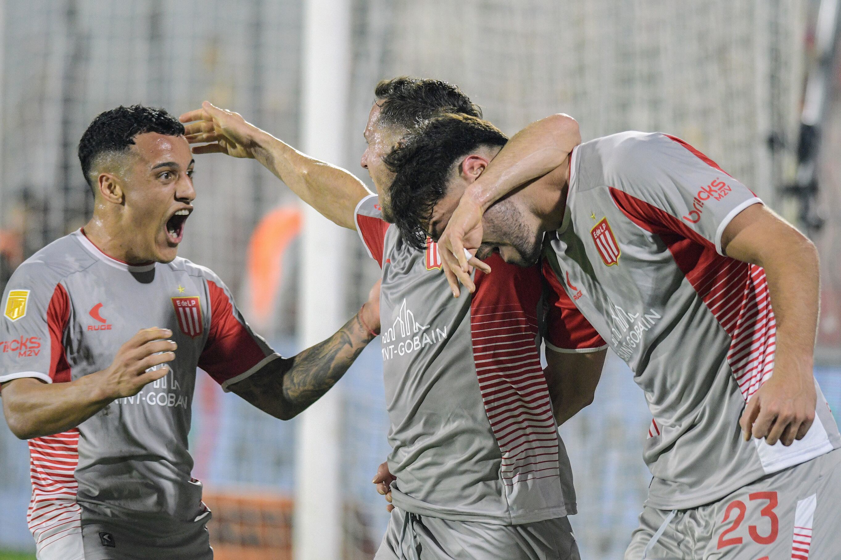 Estudiantes se dio otra panzada de goles en Rosario