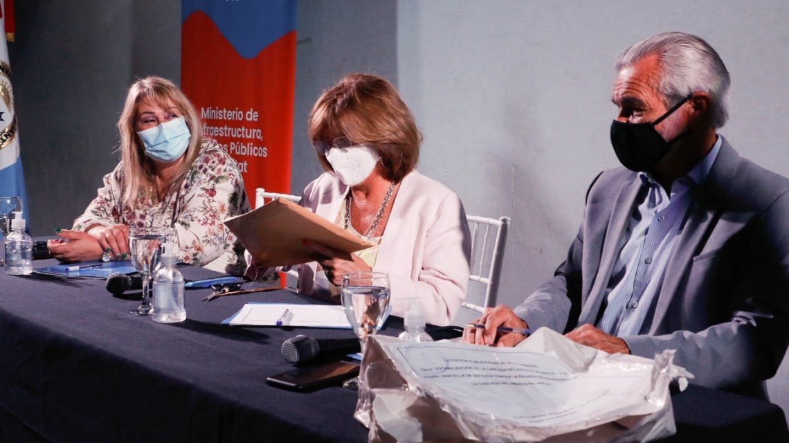 Las autoridades en la apertura de sobres