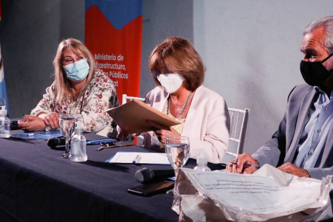 Las autoridades en la apertura de sobres