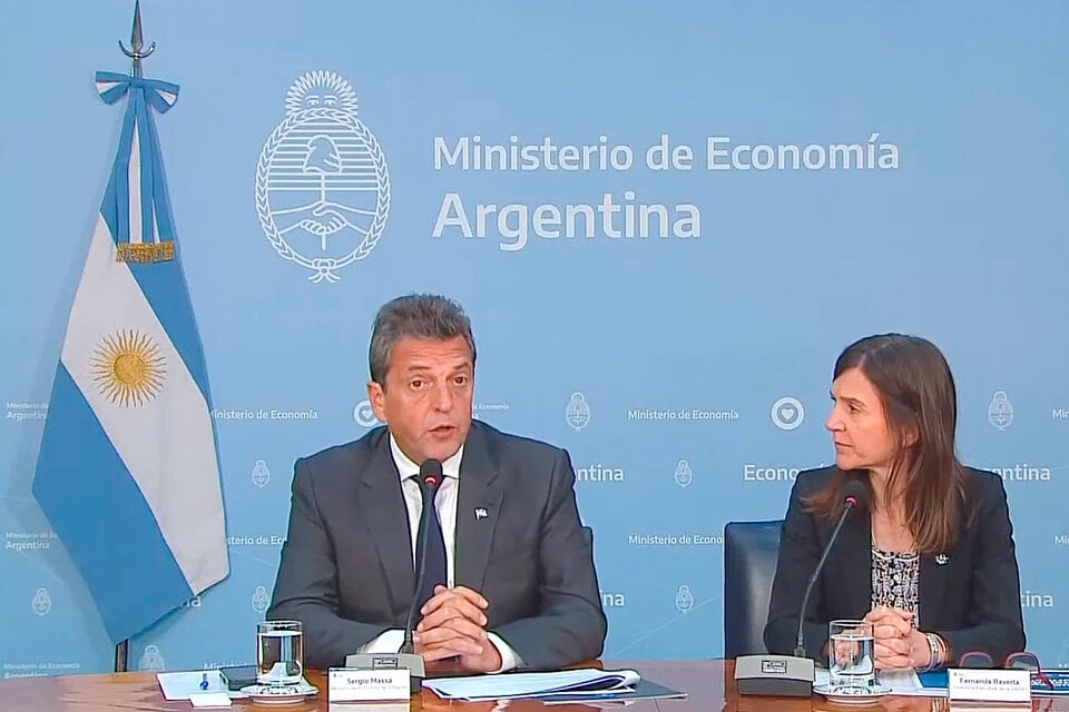 Sergio Massa, ministro de Economía, y Fernanda Raverta, titular de ANSES, al hacerf el anuncio