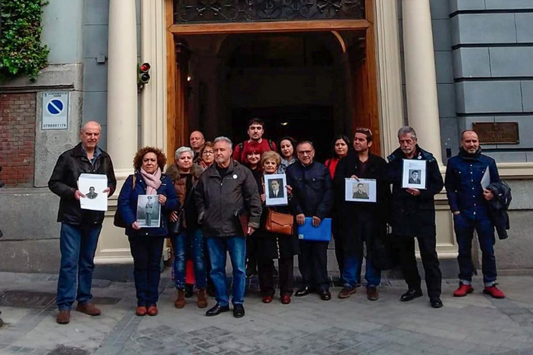 Familiares de víctimas de deportaciones a campos nazis en el consulado argentino de Madrid.