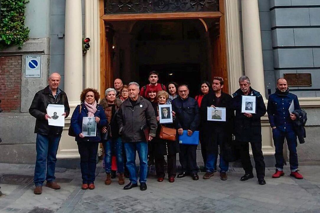 Familiares de víctimas de deportaciones a campos nazis en el consulado argentino de Madrid.