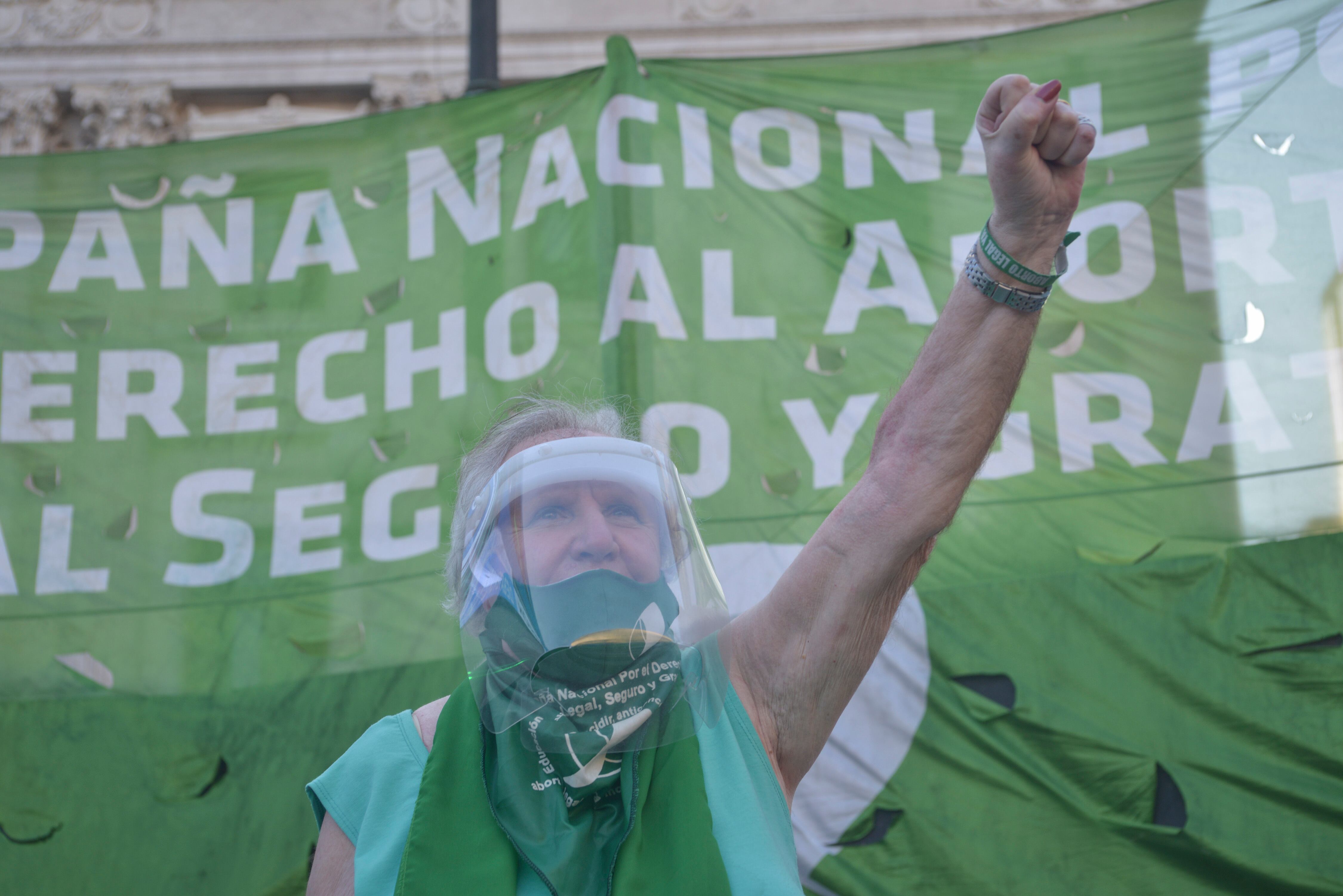 Nina Brugo se sentía como una astronauta pero pudo palpitar la calle el martes 29. 