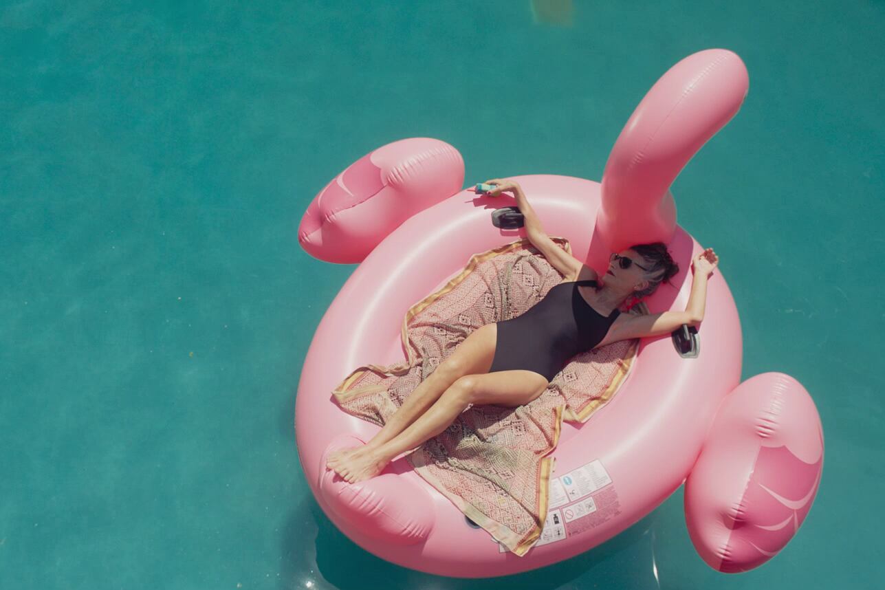 Angela Molina en un personaje de estirpe almodovariana. 