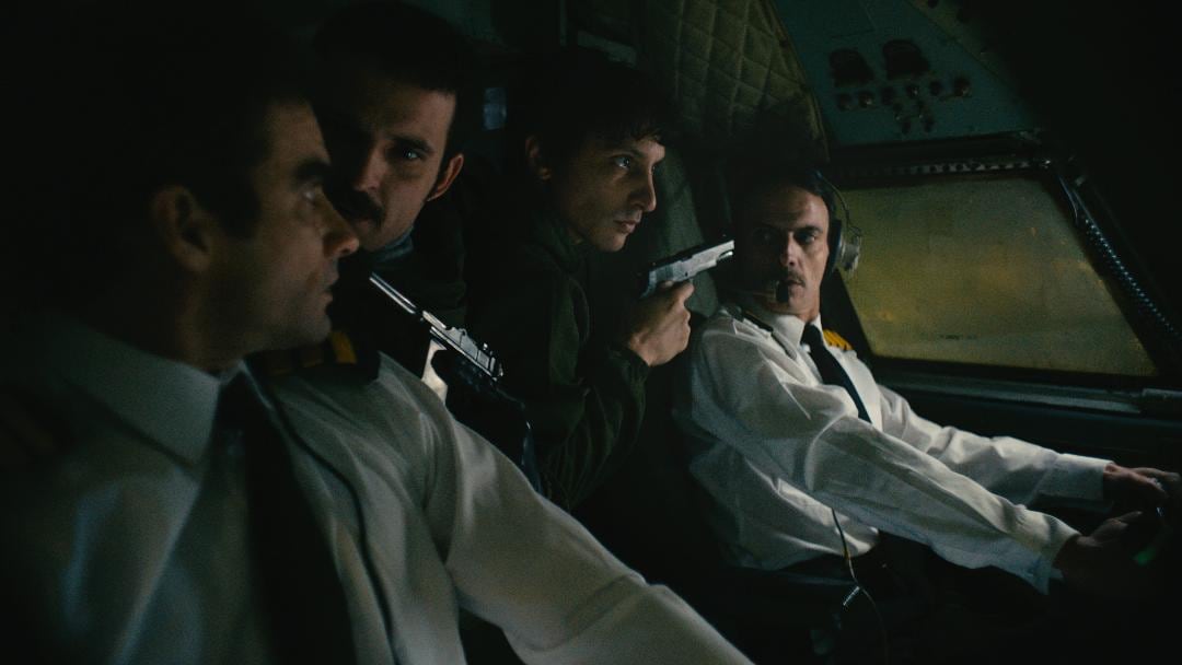 Tras el secuestro de un avión, siete banderas argentinas flamearon en las Malvinas.