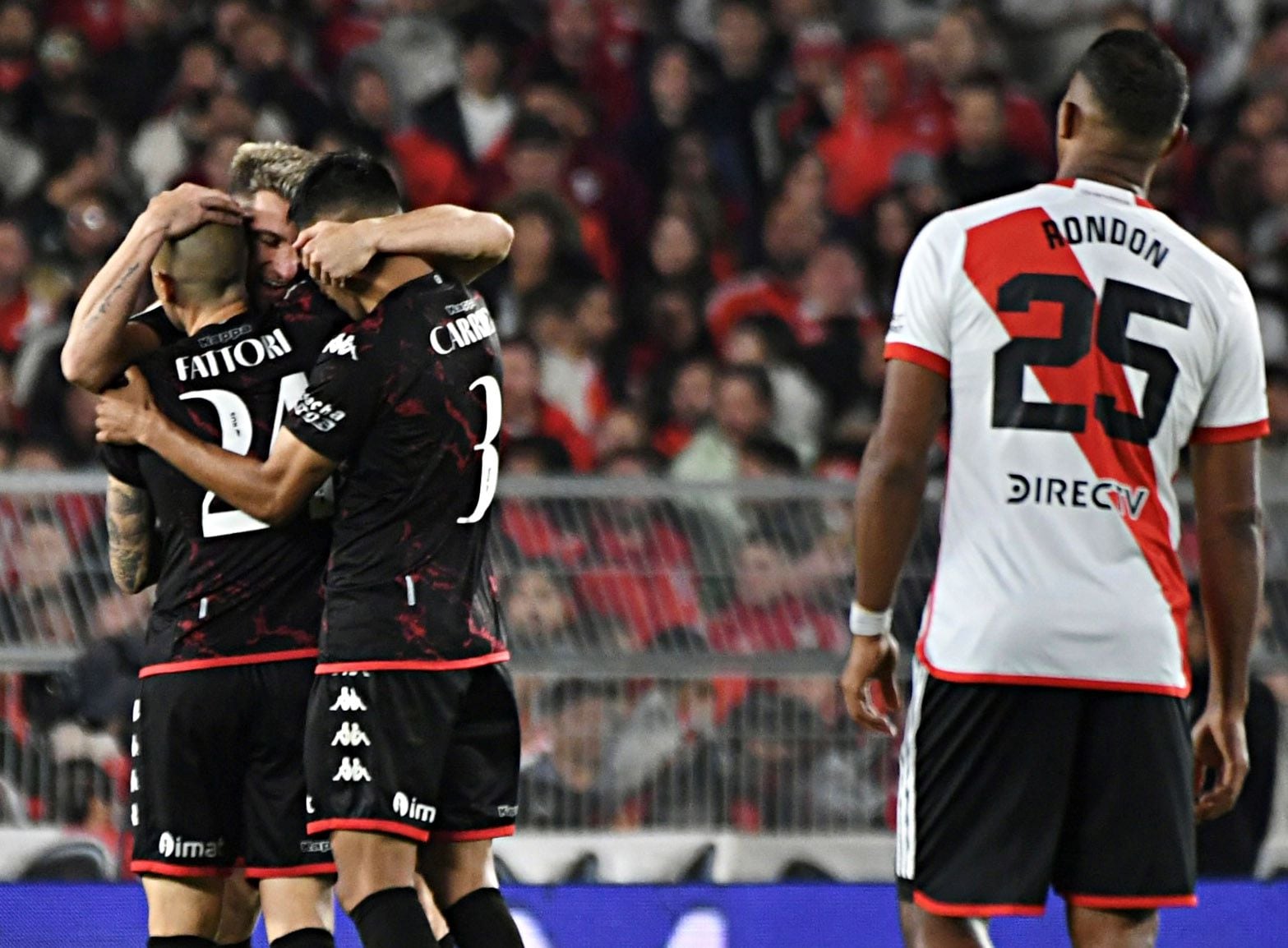 Huracán festeja, ante la vista de Salomón Rondón