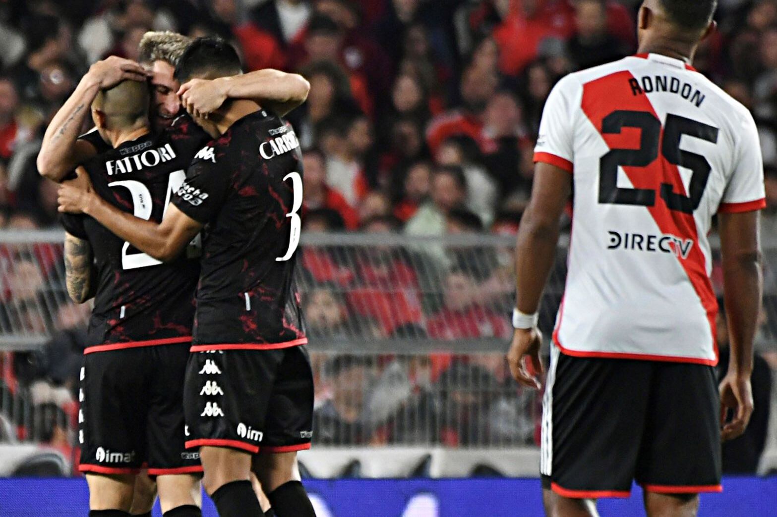 Huracán festeja, ante la vista de Salomón Rondón